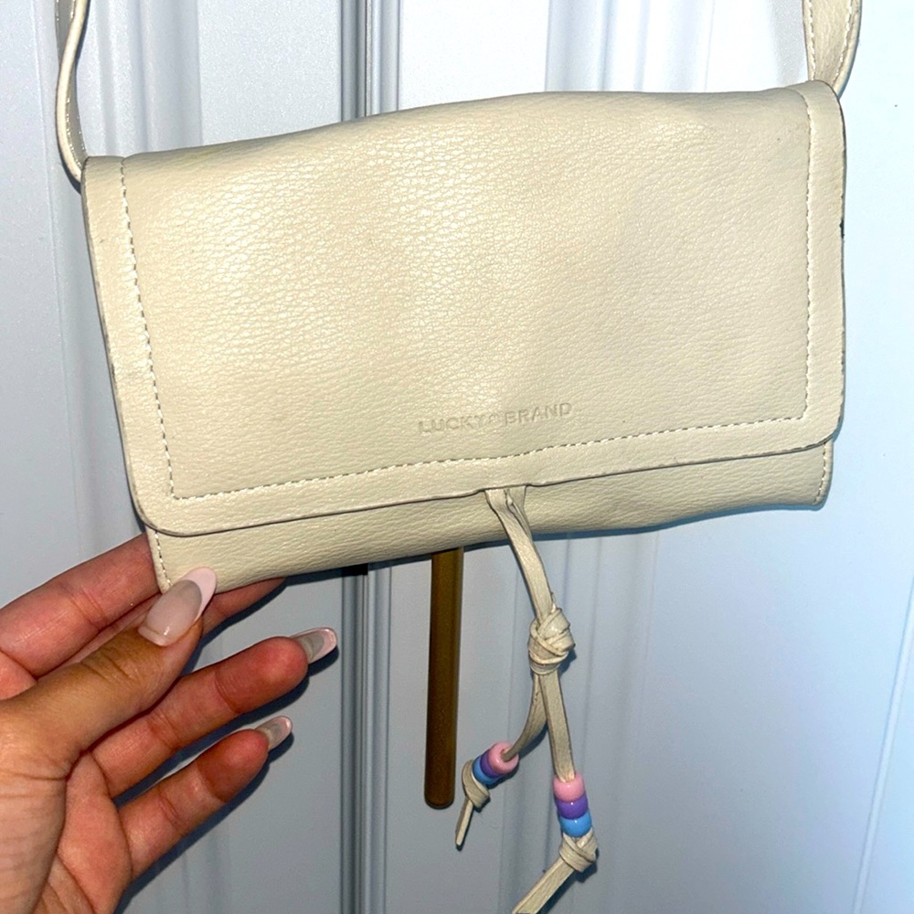 Lucky Brand cream wallet on chain